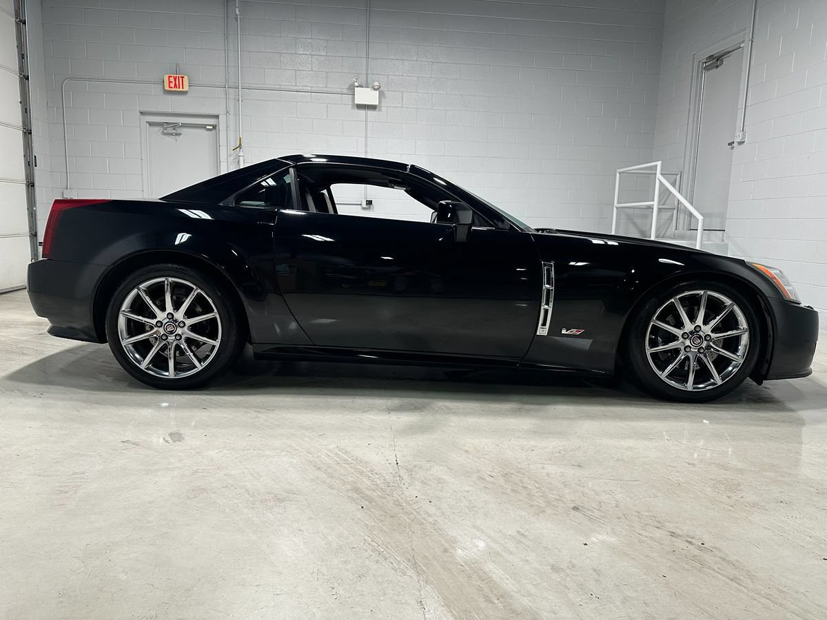Used 2009 Cadillac XLR V RWD image 2