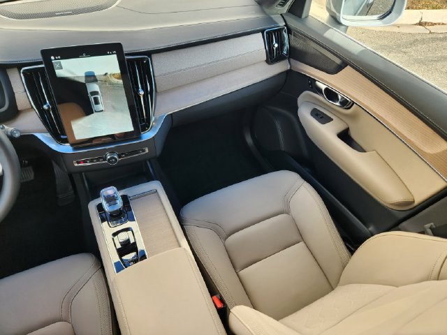 Certified 2025 Volvo XC90 T8 Plus w/ Protection Package Premier AWD/4WD image 13