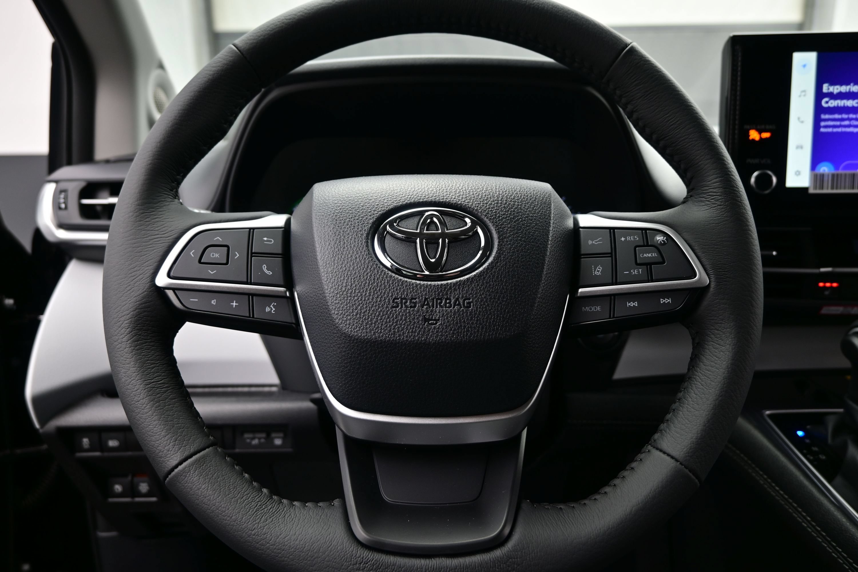Used 2026 Toyota Sienna XLE FWD image 25