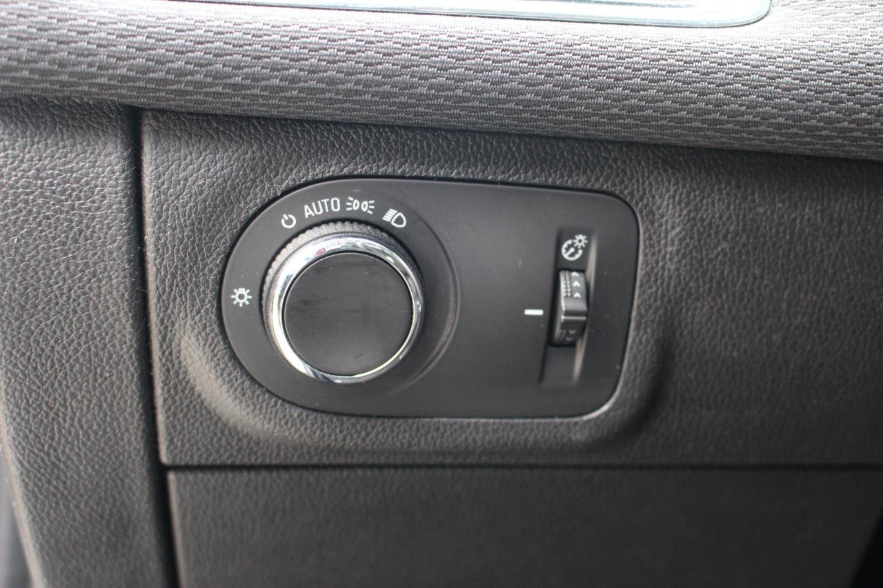 Used 2018 Chevrolet Cruze LT FWD image 17