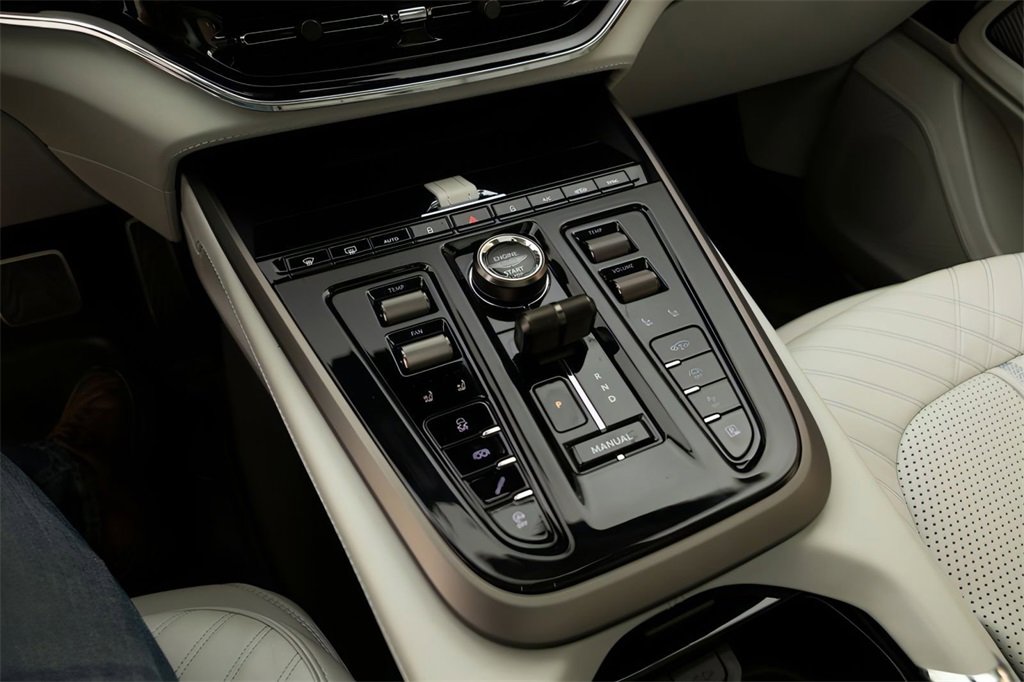 New 2025 Aston Martin DBX 707 image 35