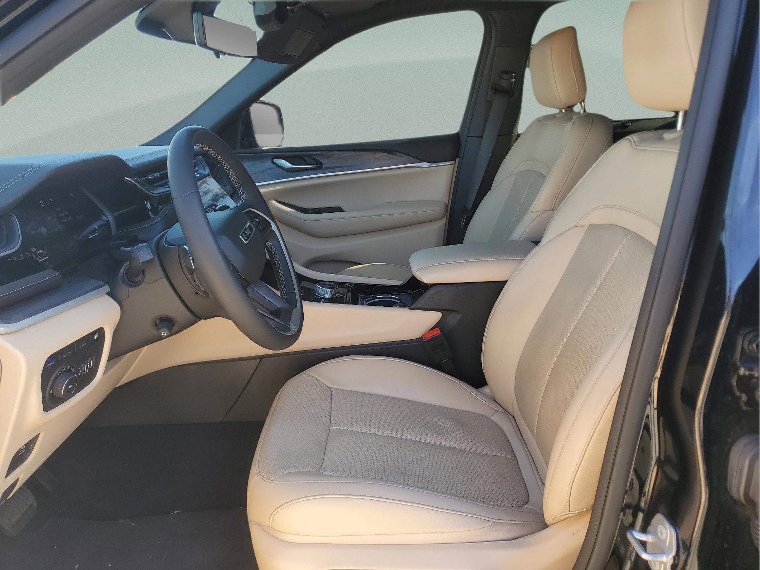 Certified 2023 Jeep Grand Cherokee 4xe w/ Luxury Tech Group II image 17