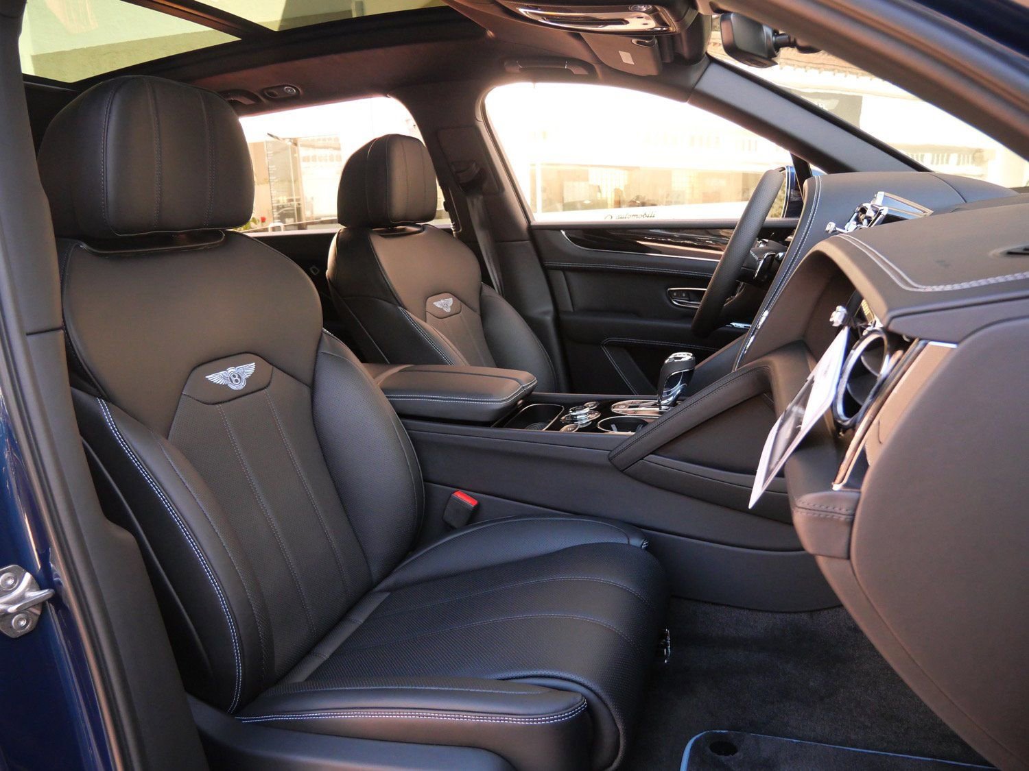 Used 2025 Bentley Bentayga Extended Wheelbase image 25