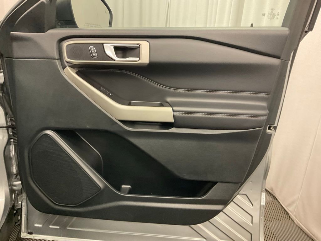 Used 2023 Ford Explorer XLT w/ Equipment Group 202A AWD/4WD image 31