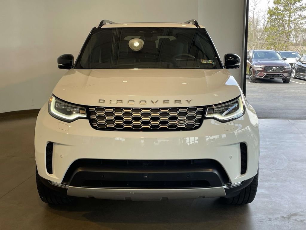 Used 2025 Land Rover Discovery S image 2