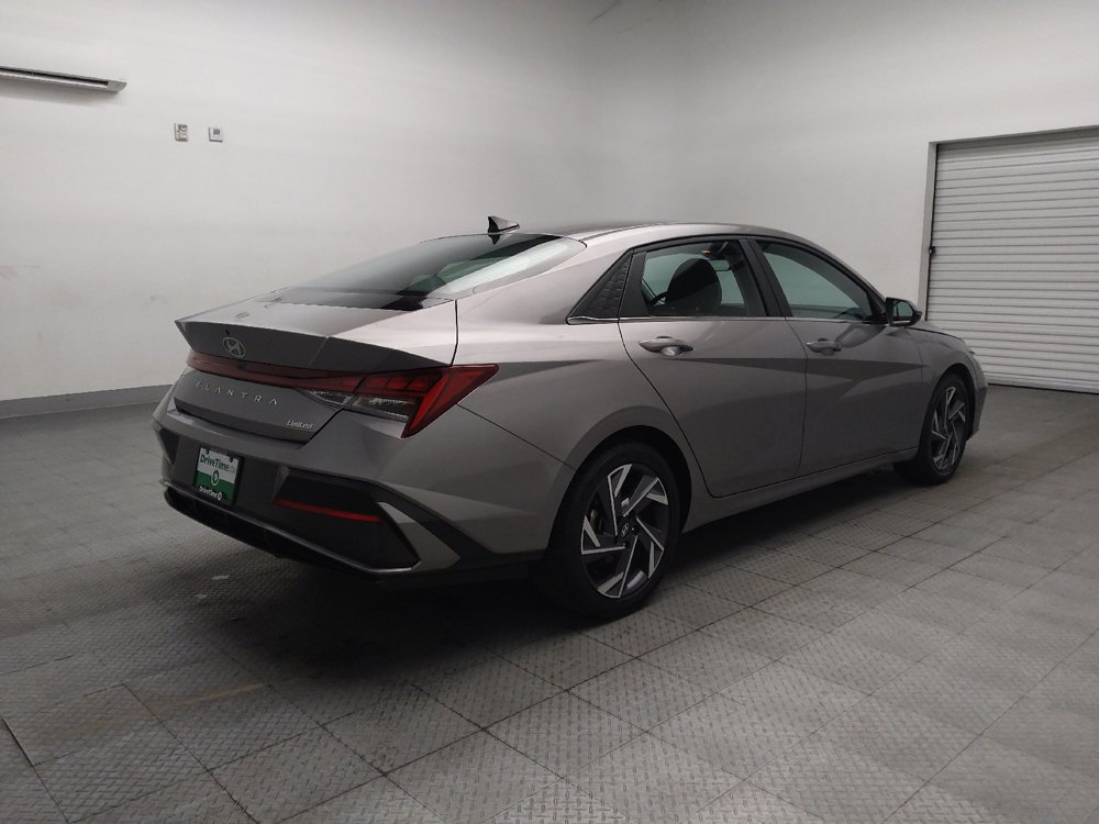Used 2025 Hyundai Elantra Limited FWD image 9