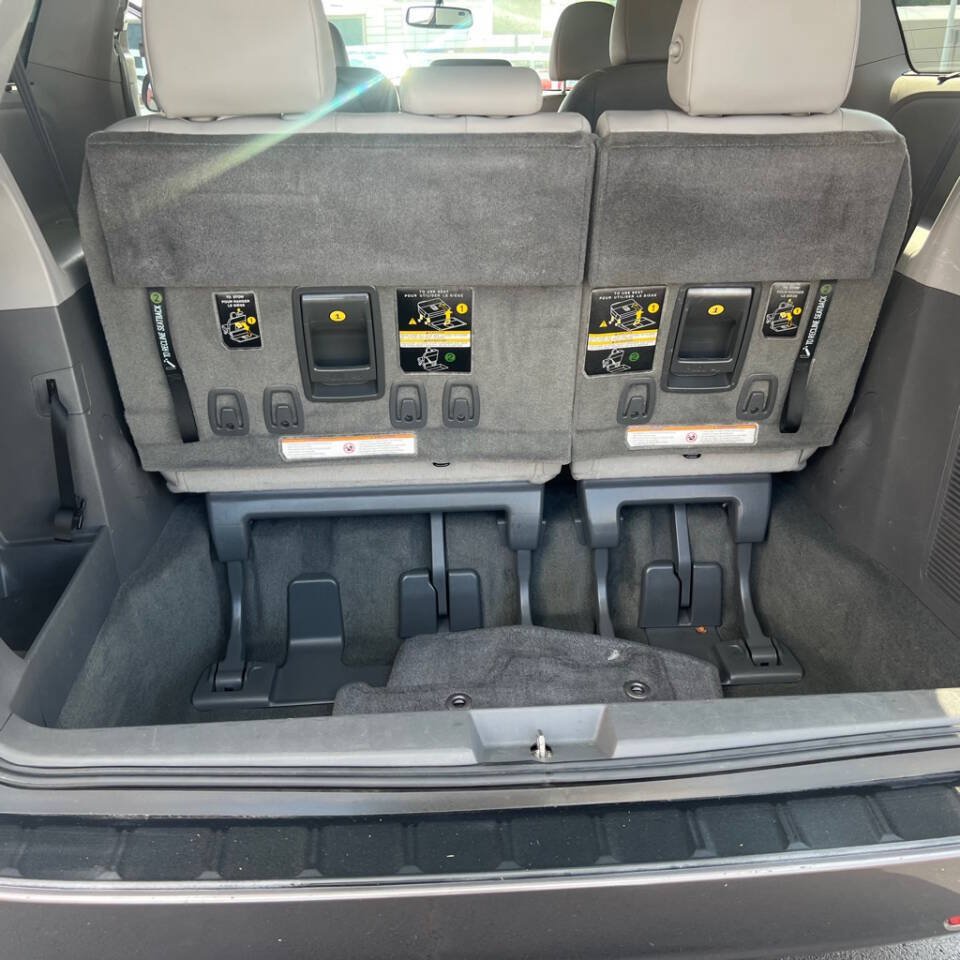 Used 2015 Toyota Sienna XLE FWD image 11