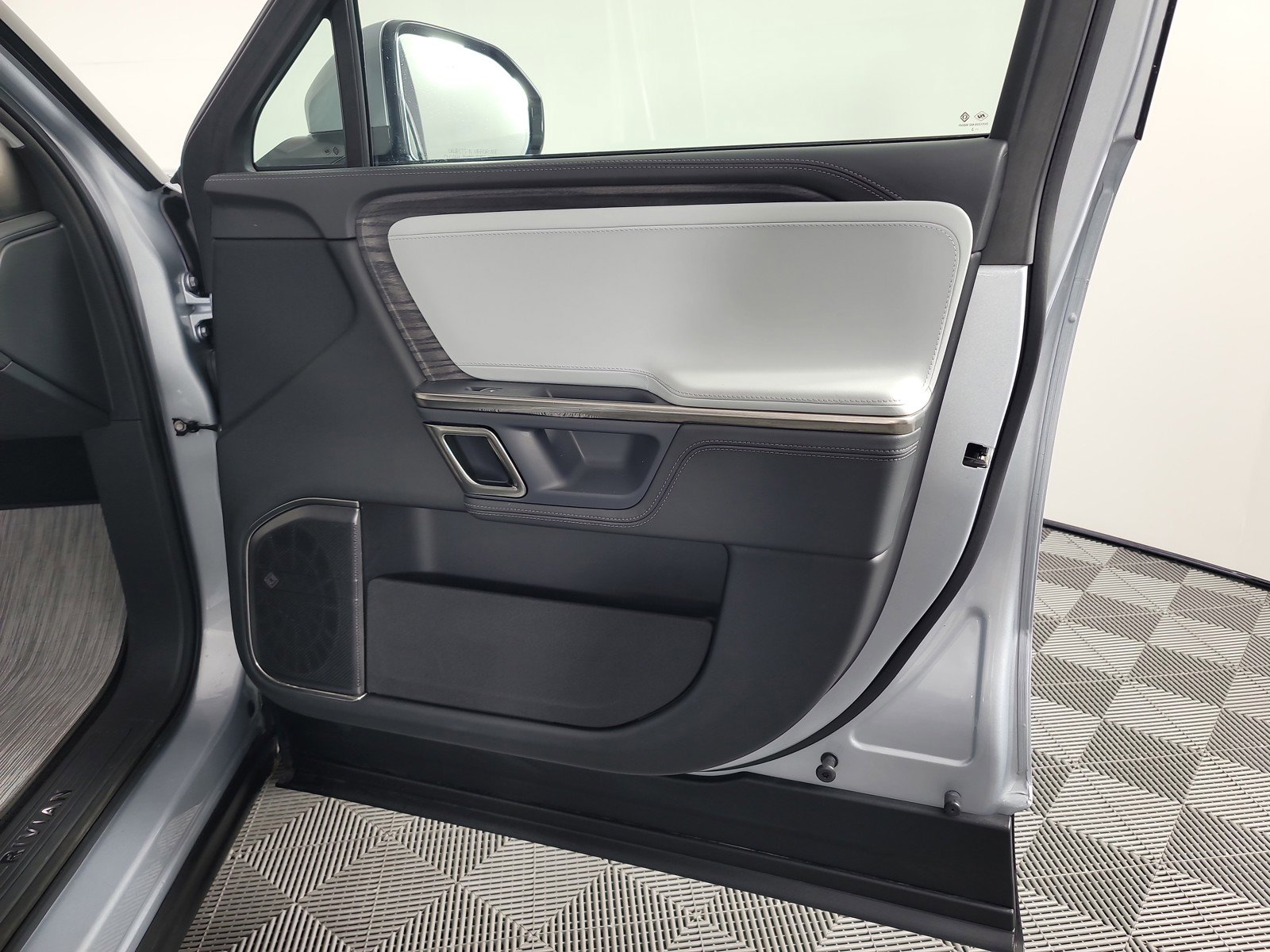 Used 2023 Rivian R1T Adventure image 35