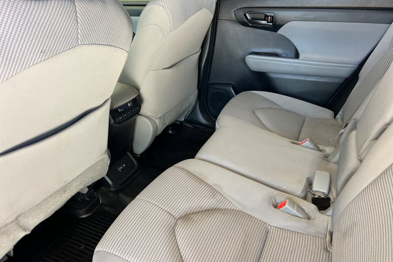 Used 2022 Toyota Highlander L AWD/4WD image 4