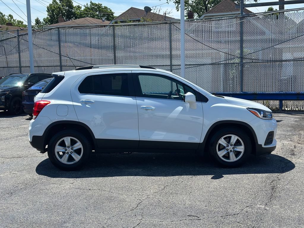 Used 2017 Chevrolet Trax LT w/ LT Convenience Package FWD image 2