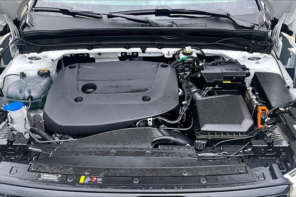 Certified 2026 Volvo XC40 B5 Plus AWD/4WD image 13