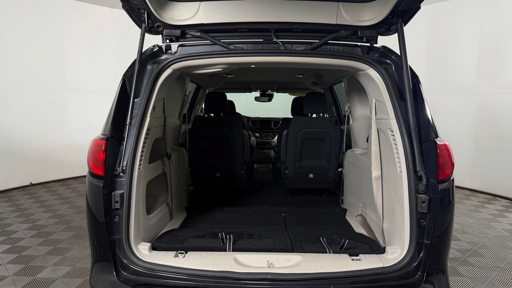 Used 2023 Chrysler Voyager LX FWD image 11