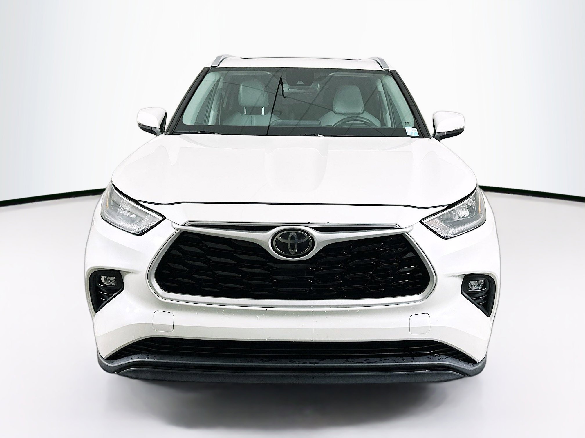 Used 2020 Toyota Highlander XLE image 2