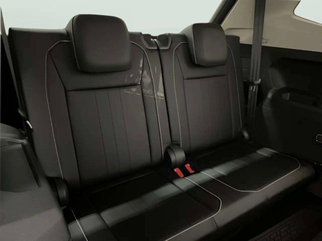 Used 2023 Volkswagen Tiguan SE w/ Panoramic Sunroof Package FWD image 23