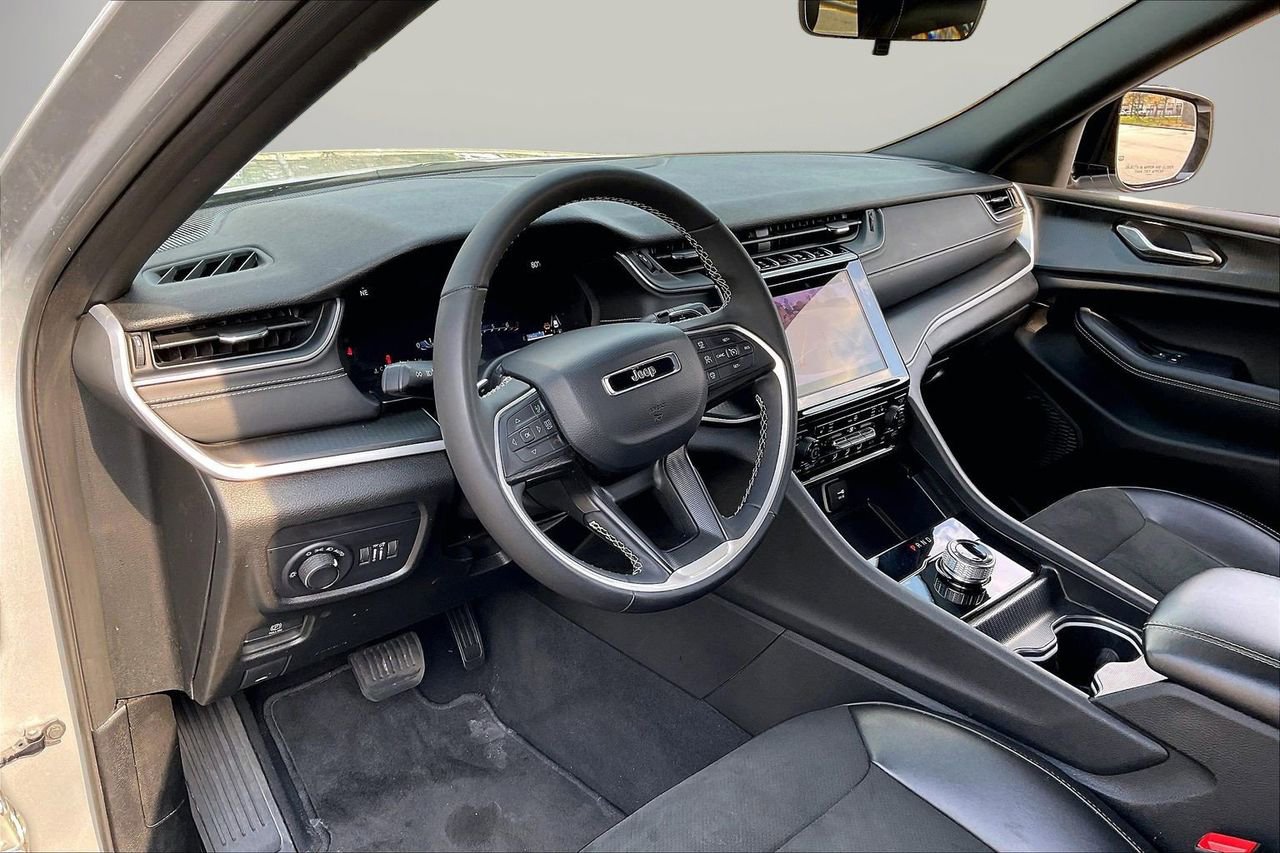 Certified 2025 Jeep Grand Cherokee Altitude image 19