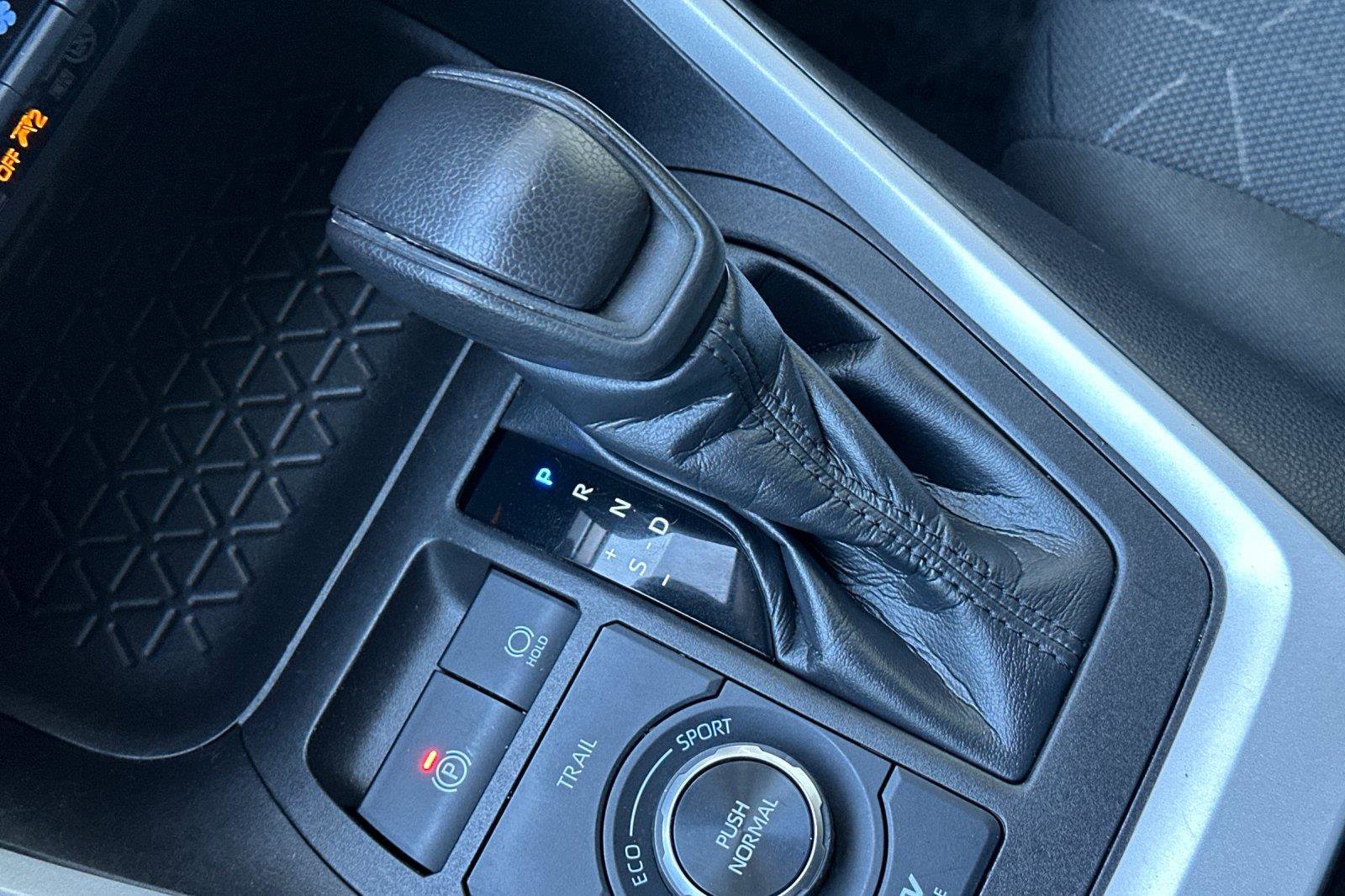 Used 2021 Toyota RAV4 XLE w/ Carpet Mat Package (TMS) image 20