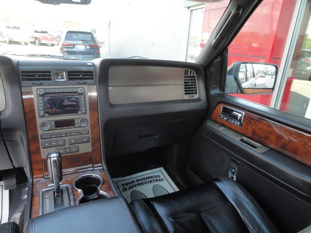 Used 2014 Lincoln Navigator L 4WD w/ Monochrome Appearance Package image 17