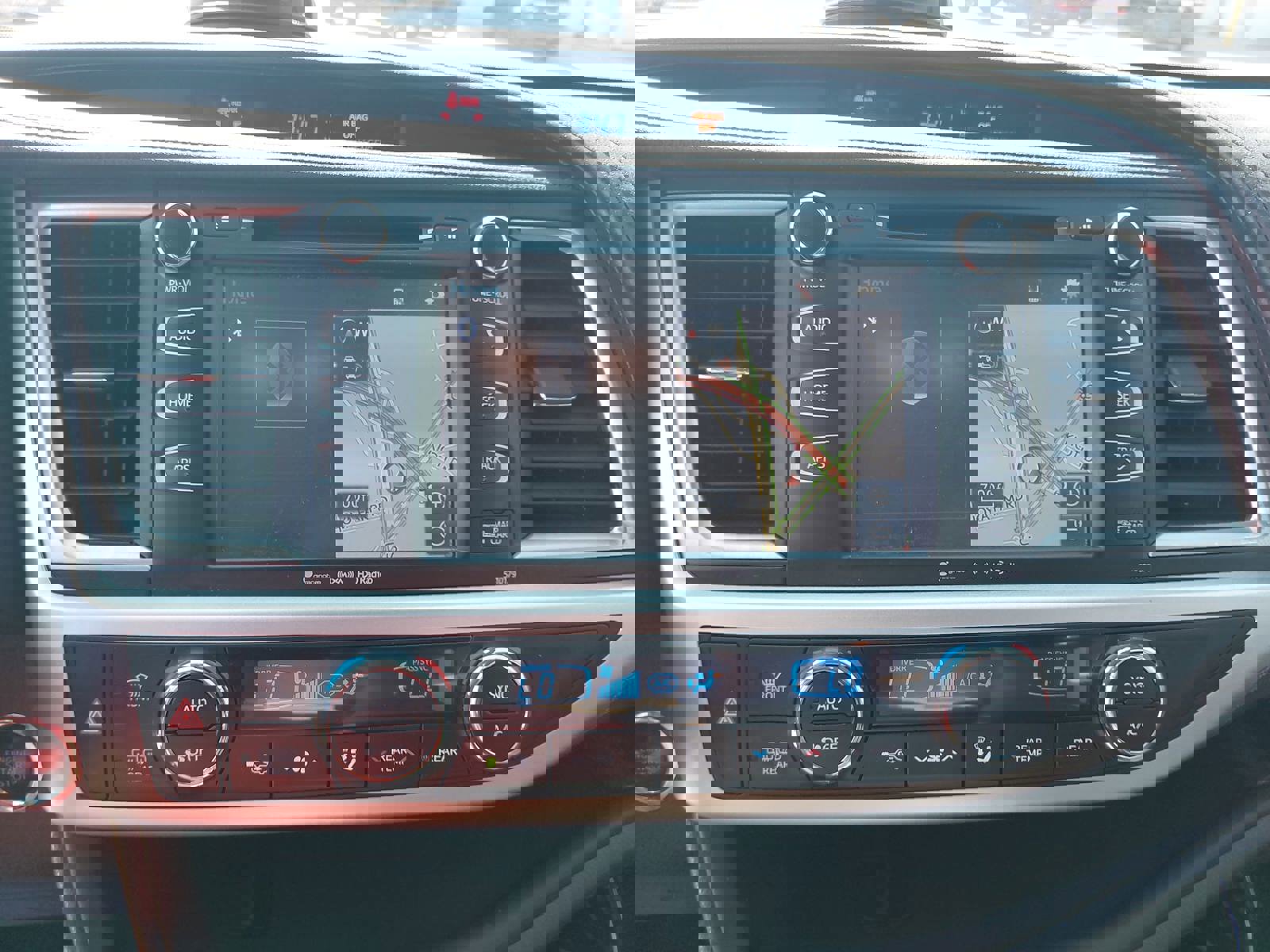 Used 2018 Toyota Highlander SE image 21