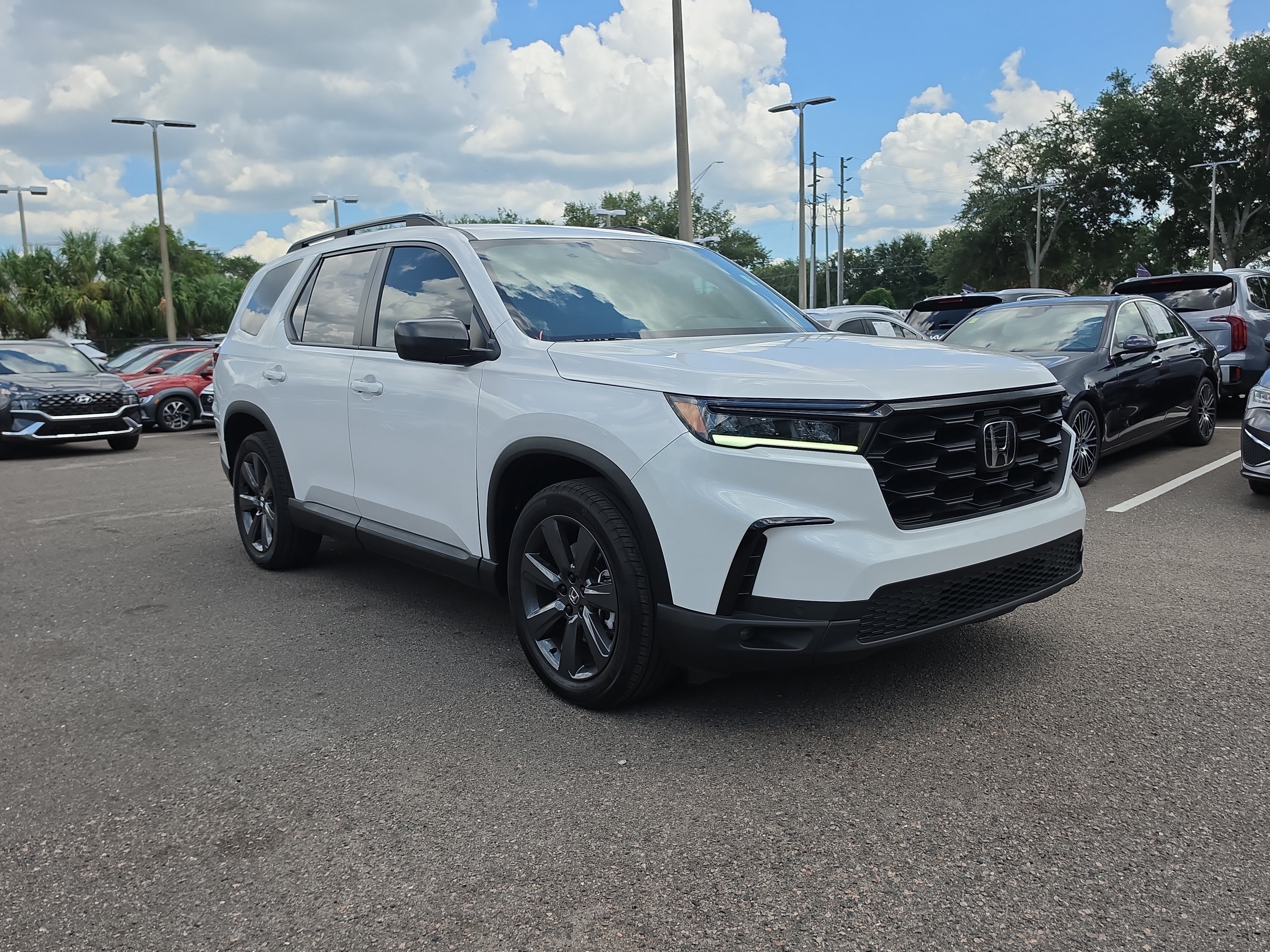 Used 2025 Honda Pilot Sport image 2