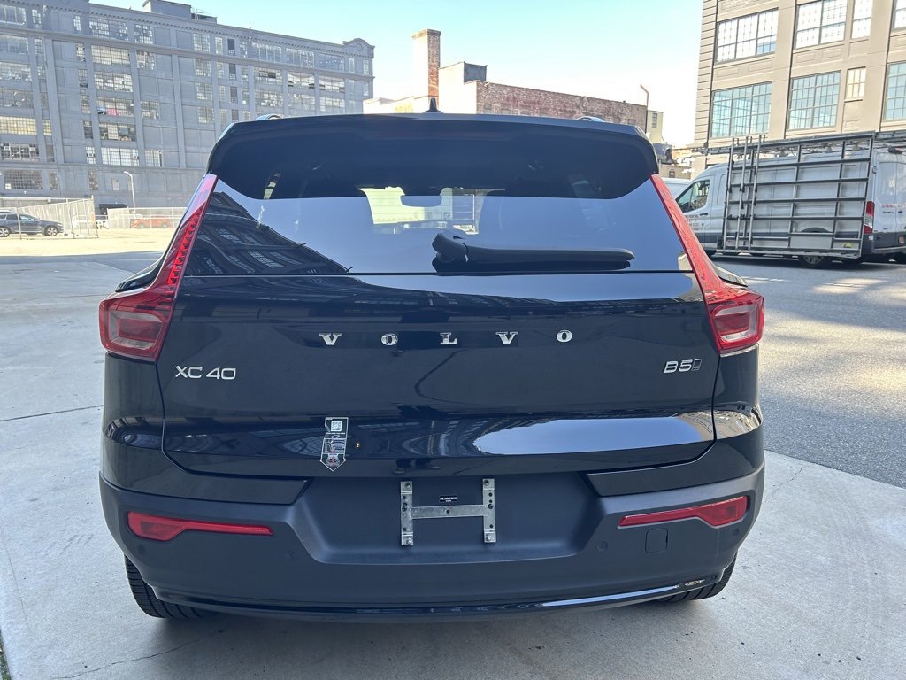Certified 2025 Volvo XC40 B5 Plus image 8