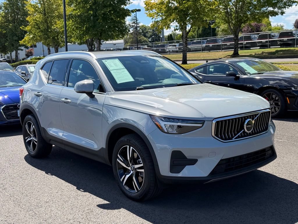 Used 2025 Volvo XC40 B5 Core AWD/4WD image 2
