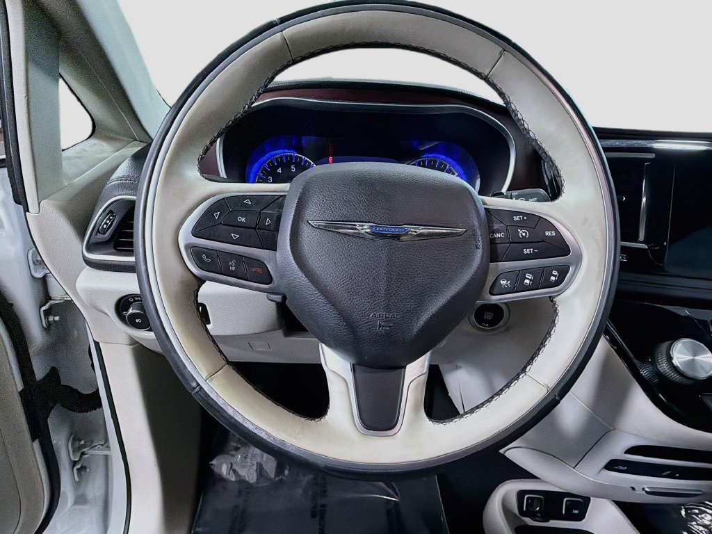 Used 2017 Chrysler Pacifica Limited w/ UConnect Theater Package FWD image 13