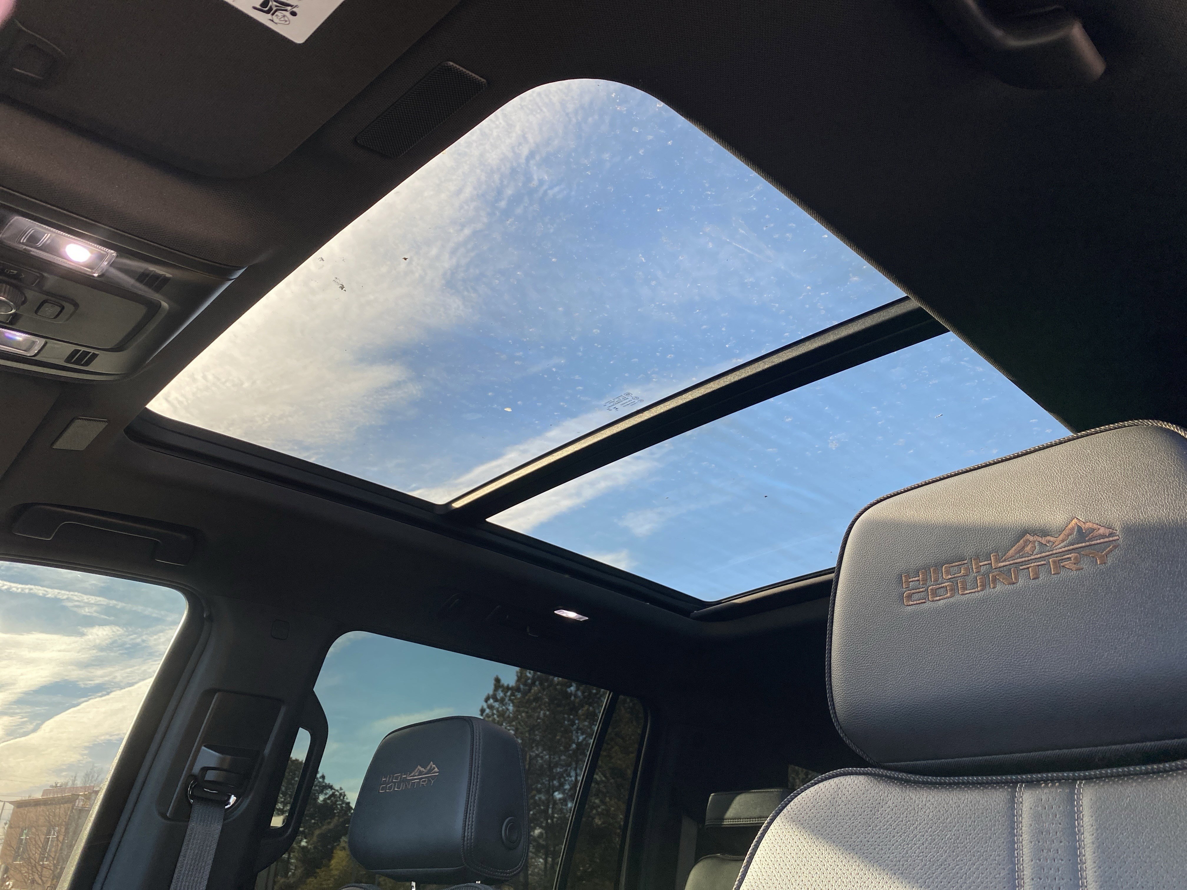 Used 2025 Chevrolet Suburban High Country image 9