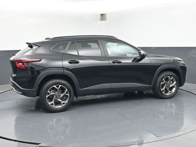 Used 2025 Chevrolet Trax LT w/ LT Convenience Package FWD image 3