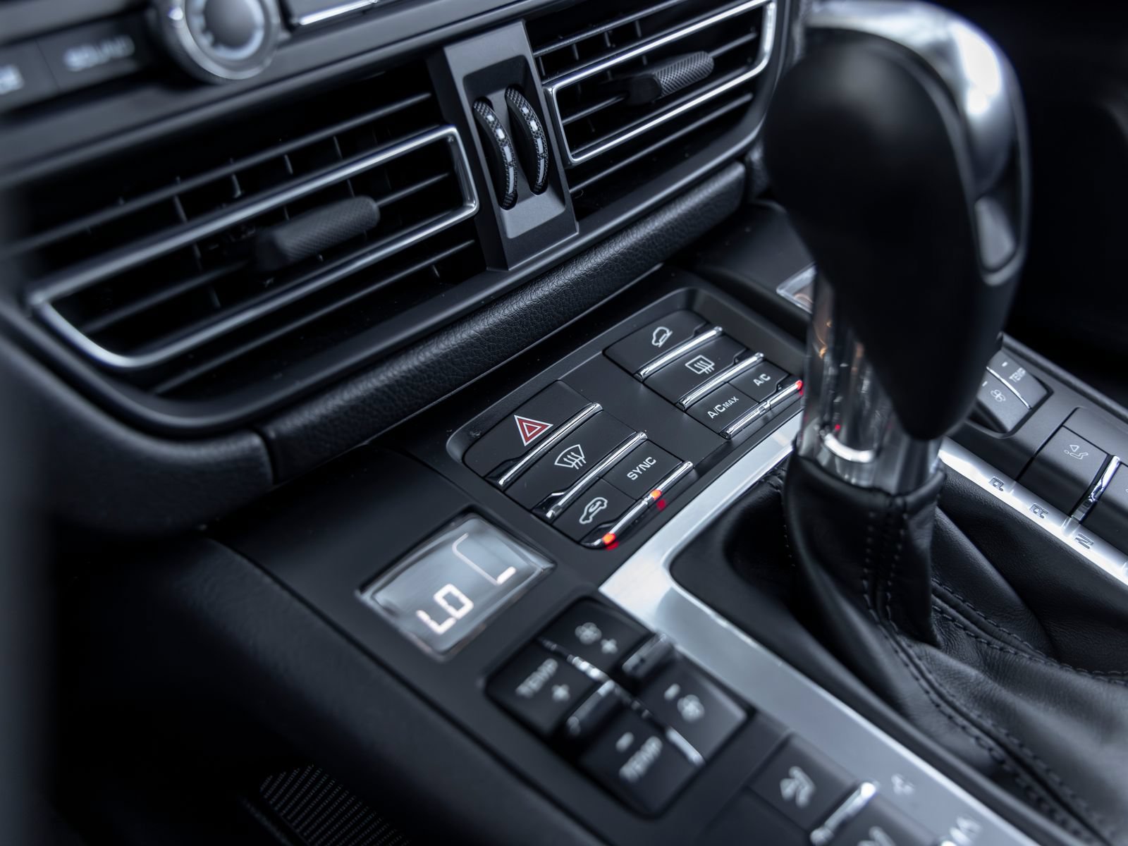 Certified 2021 Porsche Macan AWD/4WD image 37