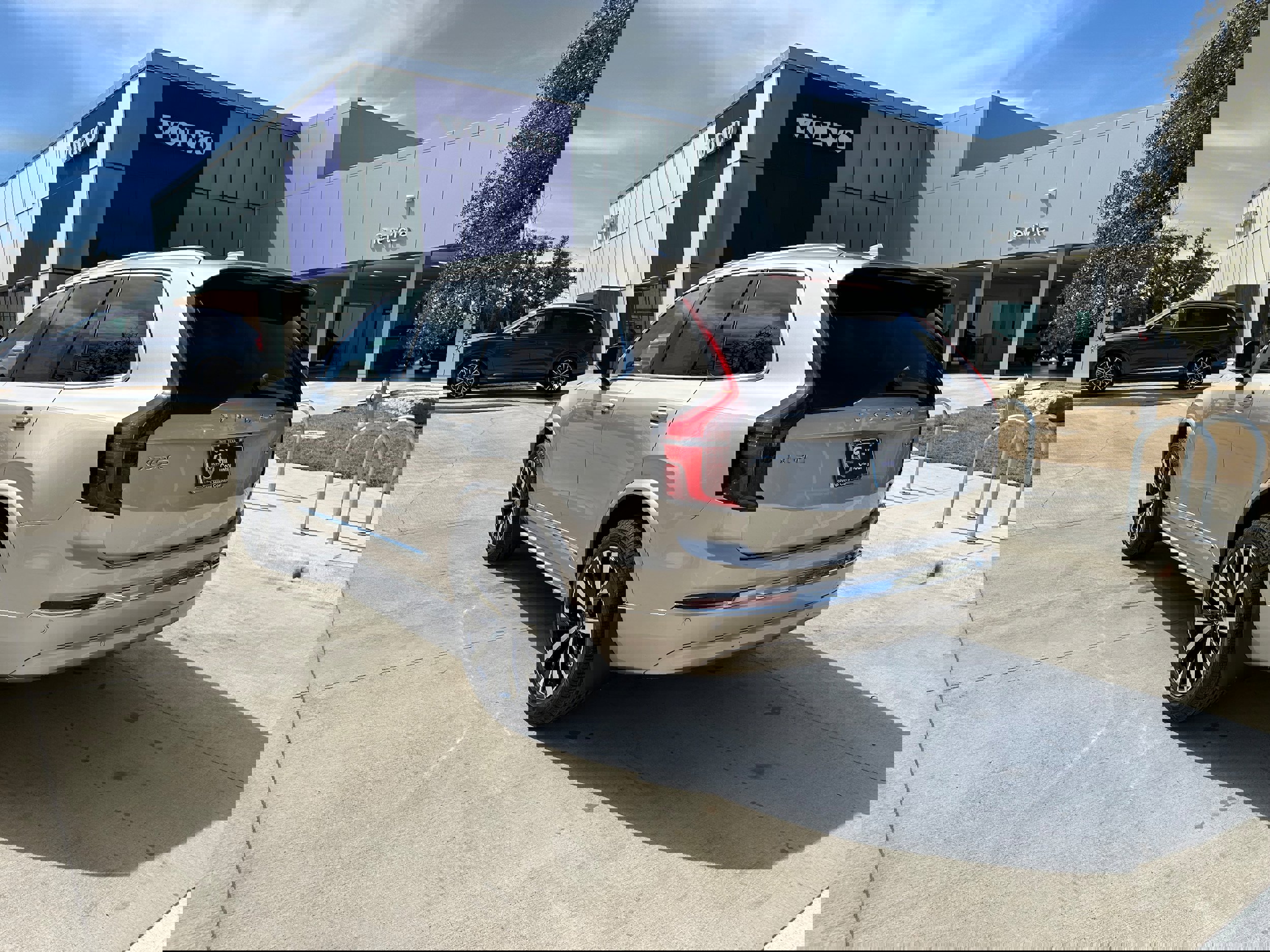 Used 2025 Volvo XC90 B6 Core w/ Protection Package Premier image 4