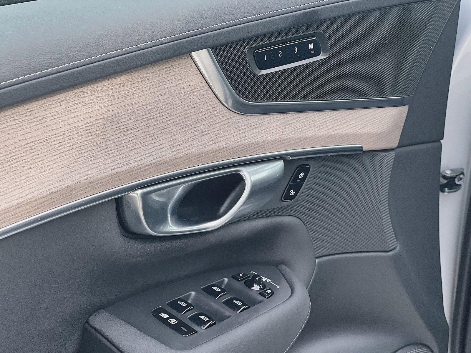 Certified 2025 Volvo XC90 B6 Plus AWD/4WD image 23