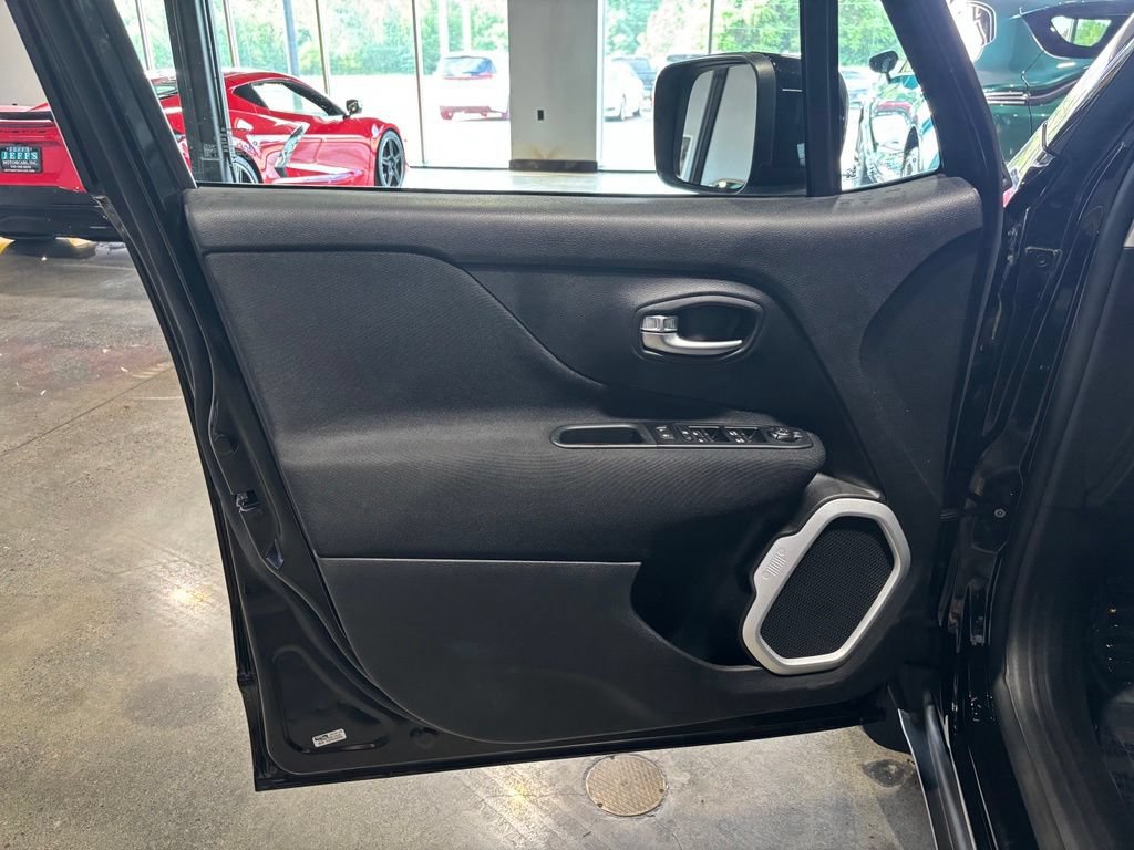 Used 2020 Jeep Renegade Latitude w/ Cold Weather Group AWD/4WD image 9