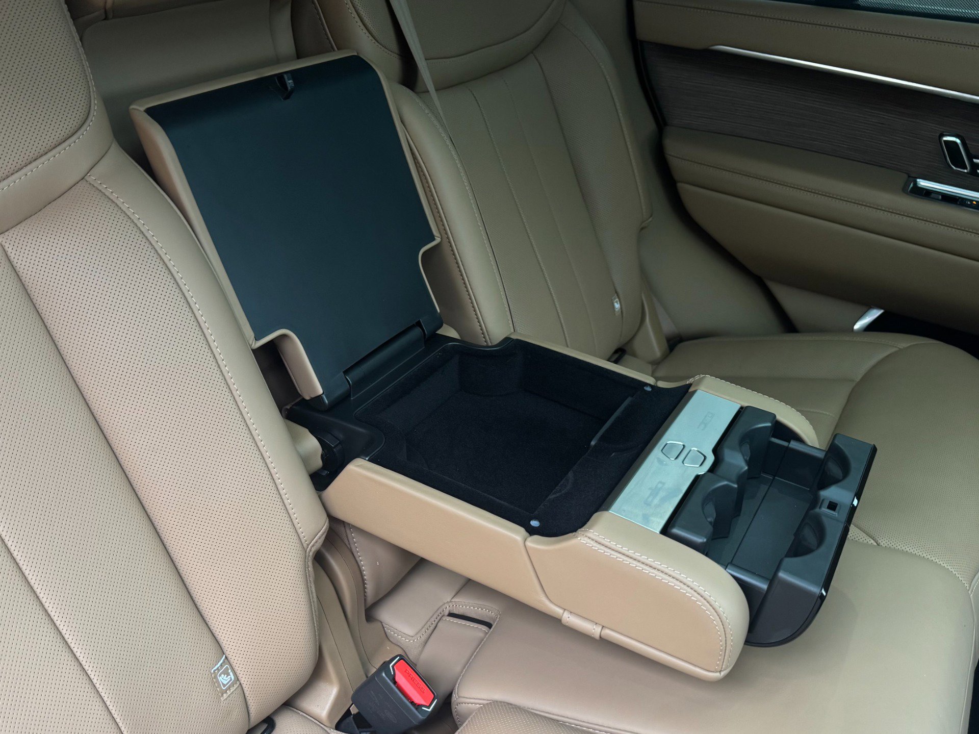 Used 2024 Land Rover Range Rover Long Wheelbase Autobiography image 39