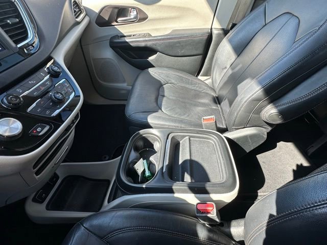 Used 2019 Chrysler Pacifica Touring-L image 25