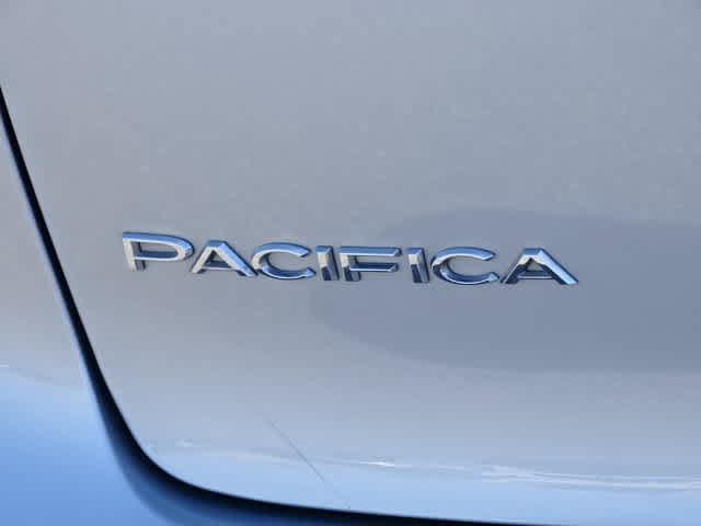 Used 2023 Chrysler Pacifica Touring-L FWD image 10