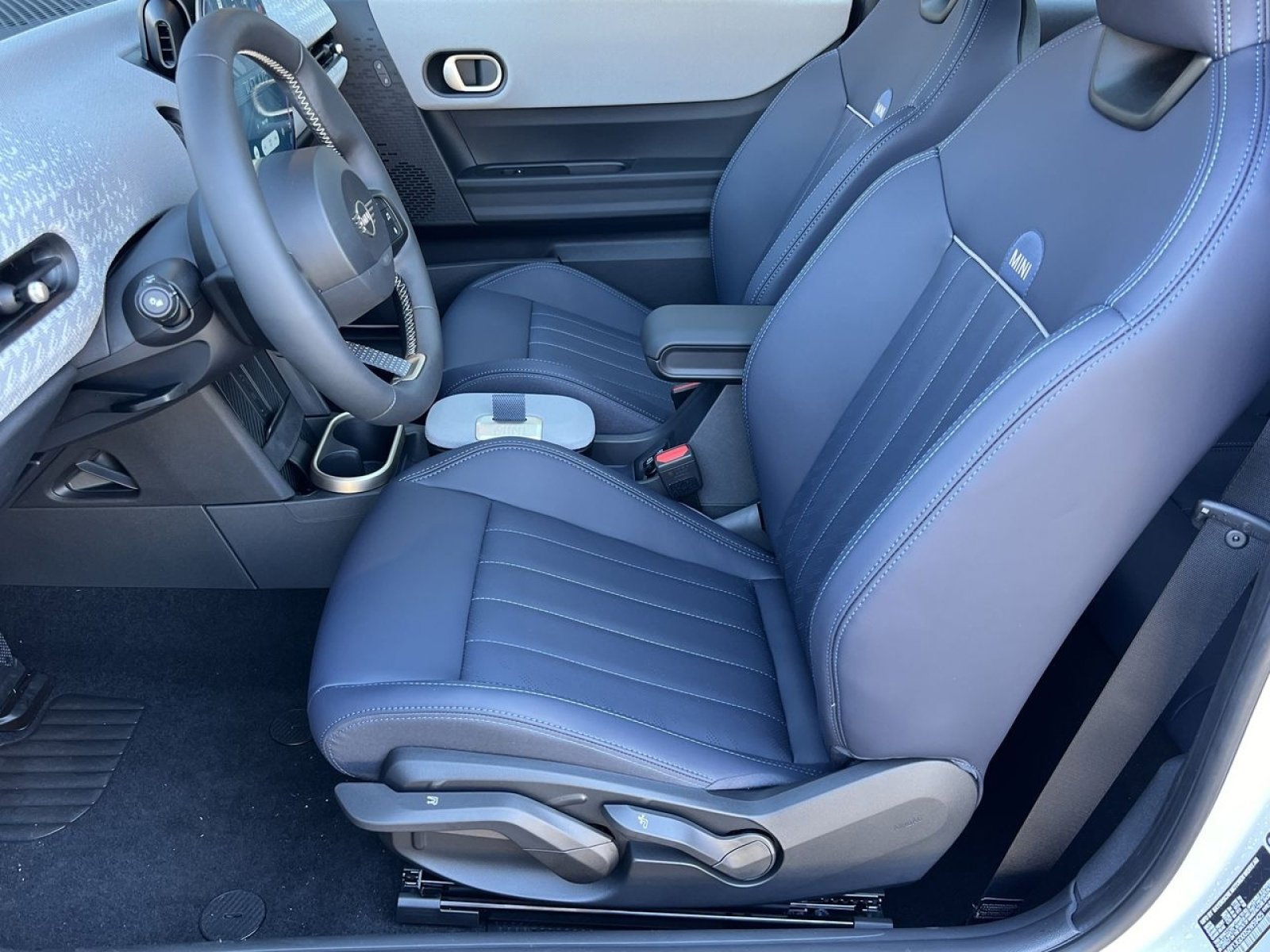 New 2025 MINI Cooper 2-Door Hardtop FWD image 10