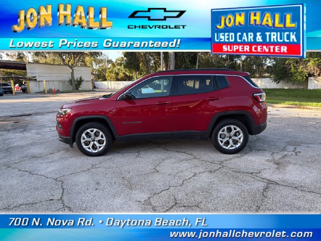 Used 2025 Jeep Compass Latitude AWD/4WD image 4