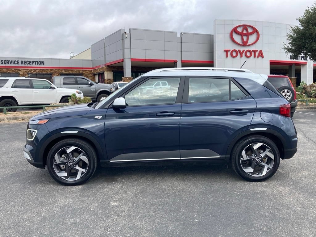Used 2025 Hyundai Venue Limited FWD image 8