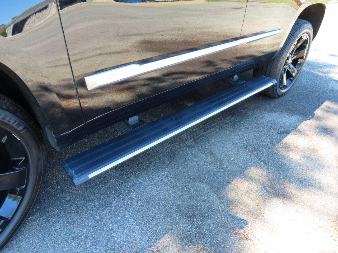 Used 2018 Cadillac Escalade Premium Luxury RWD image 16
