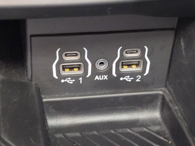 Used 2025 Chrysler Pacifica Limited image 33