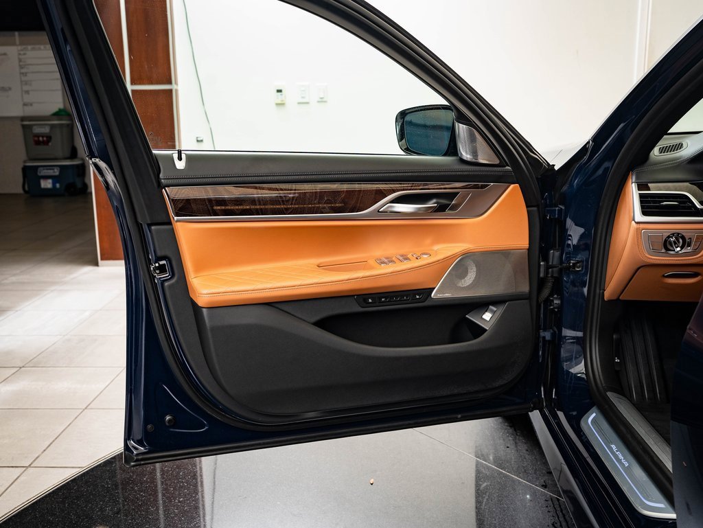 Used 2022 BMW ALPINA B7 xDrive image 28