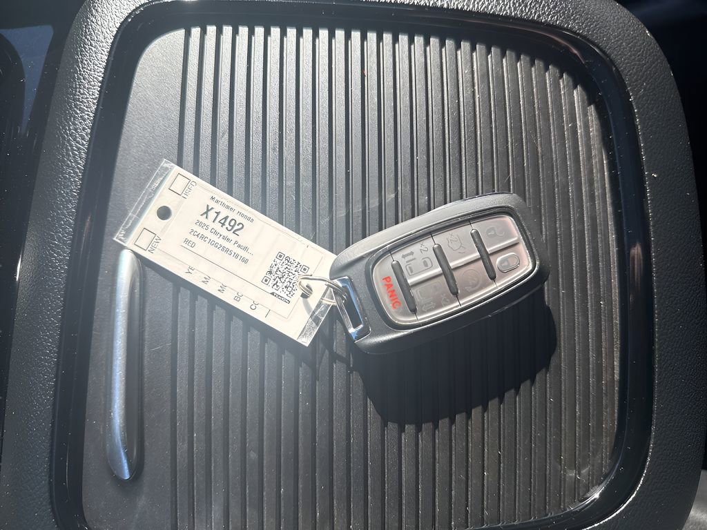 Used 2025 Chrysler Pacifica Limited image 28
