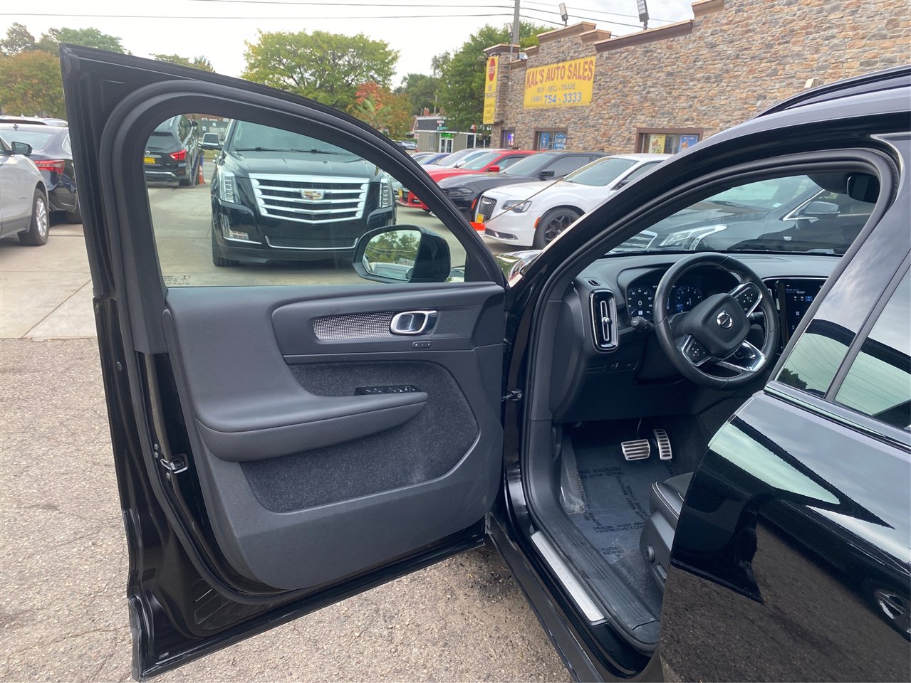 Used 2021 Volvo XC40 T5 R-Design image 31