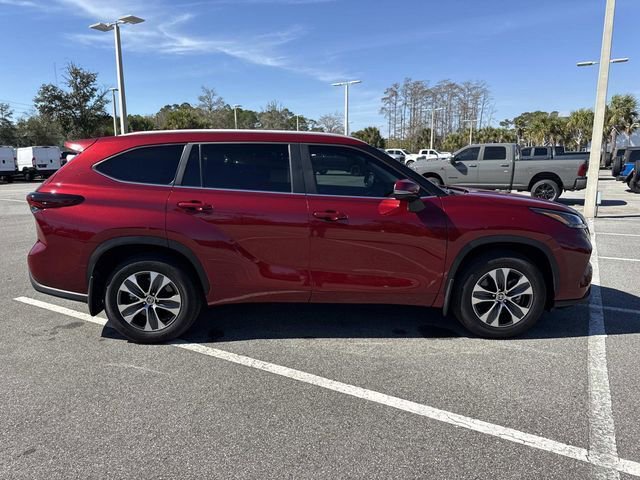 Used 2025 Toyota Highlander XLE image 2