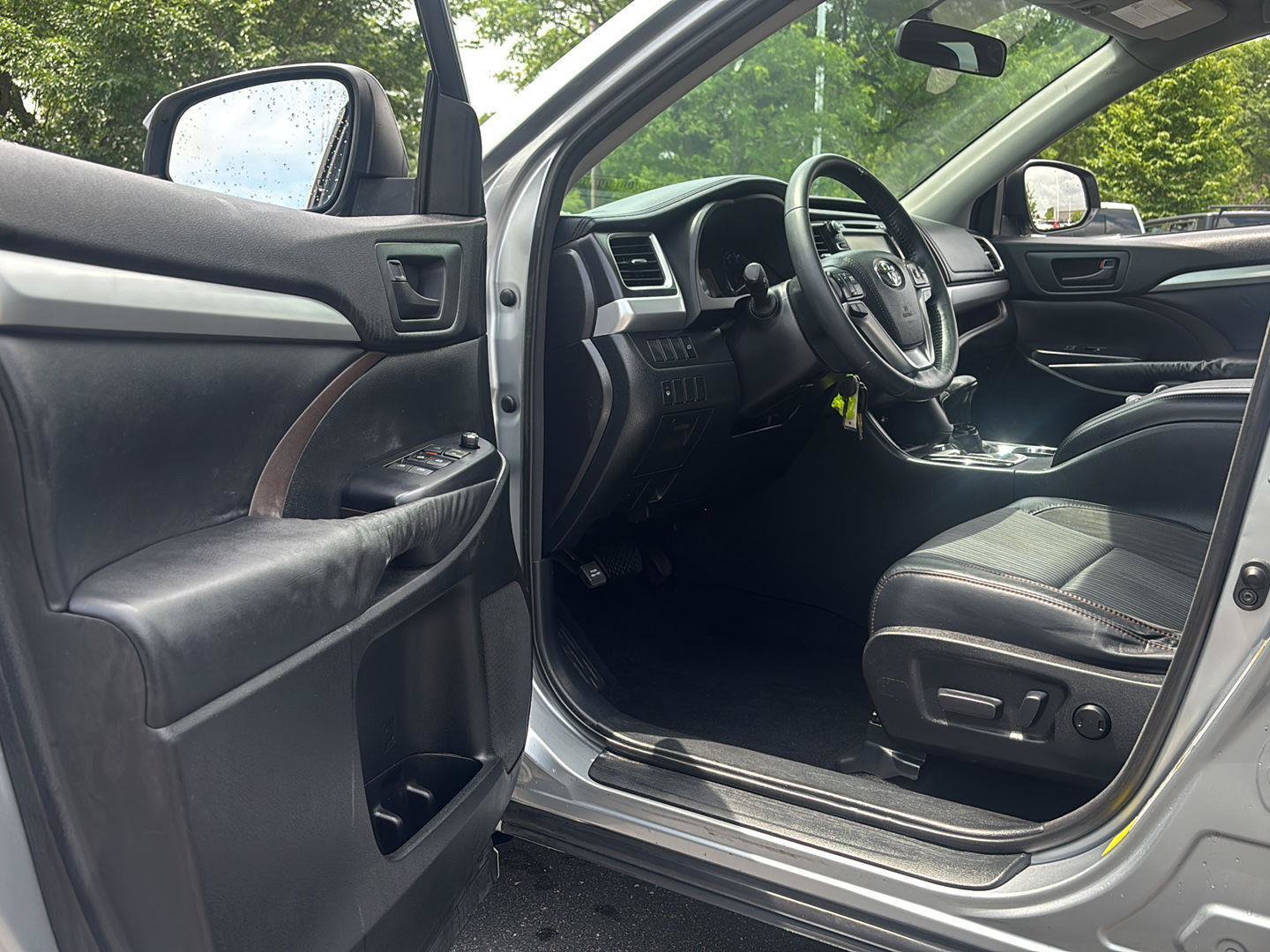 Used 2016 Toyota Highlander Plus FWD image 3