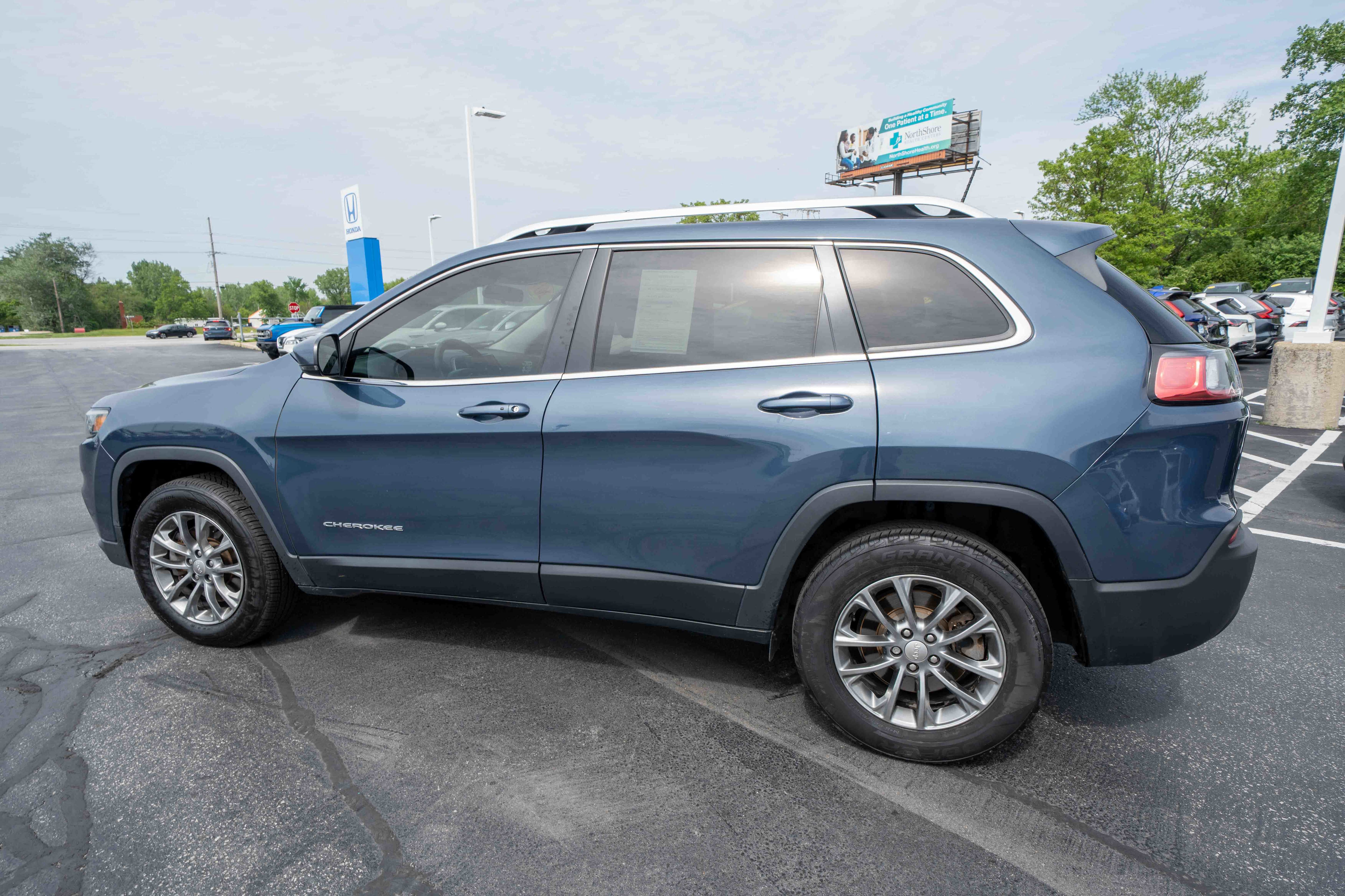 Used 2019 Jeep Cherokee Latitude Plus w/ Cold Weather Group AWD/4WD image 4