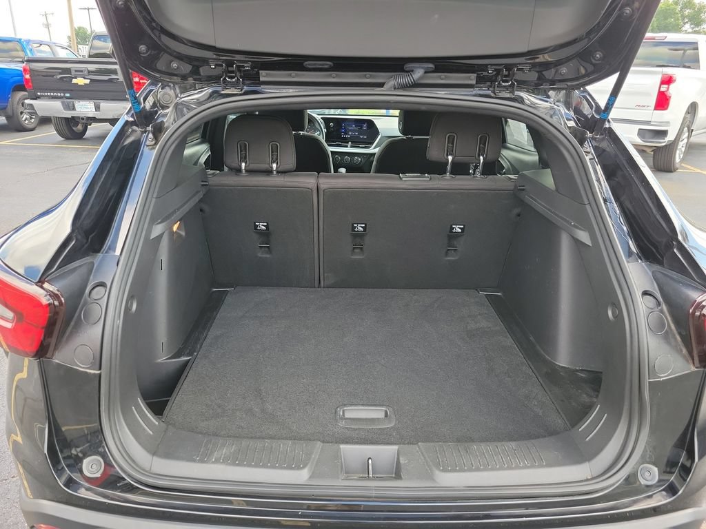 Used 2024 Chevrolet Trax RS w/ Sunroof Package FWD image 11