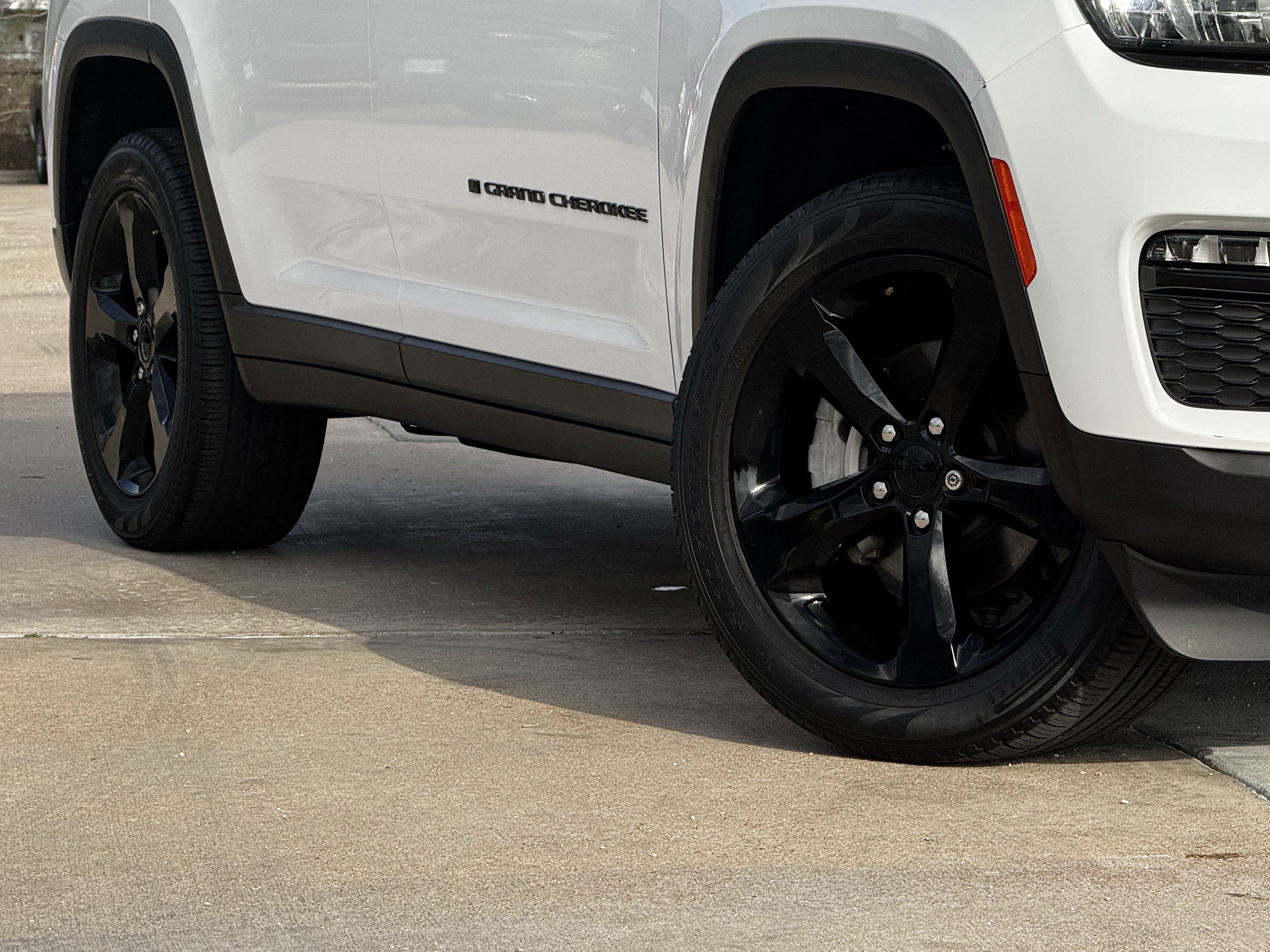 Used 2023 Jeep Grand Cherokee Limited w/ Black Appearance Package image 13