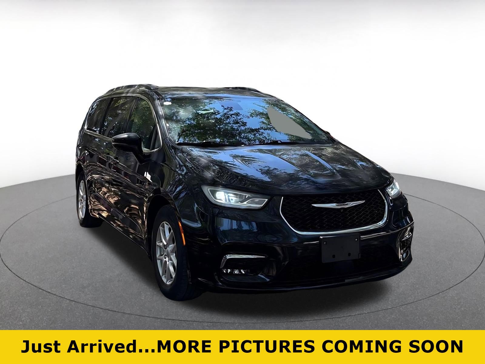 Used 2022 Chrysler Pacifica Touring-L w/ Uconnect Theater Family Group FWD image 1