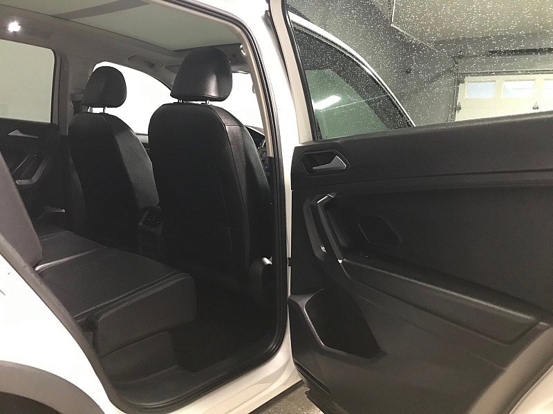 Used 2020 Volkswagen Tiguan SE w/ Panoramic Sunroof Package image 17